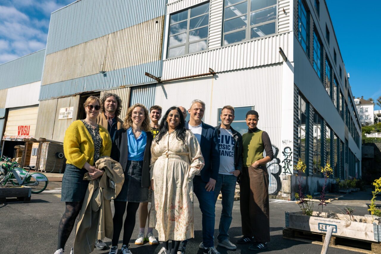 Kulturrom får hele 21 millioner kroner i økt bevilgning. (F.v: Tora de Zwart Rørholt (SHIFTIT), Ivar Vogt (USF Verftet), Karen Sofie Sørensen (Kulturrom), Eva Rowson (Bergen Kjøtt), Lubna Jaffery (Kultur og likestillingsminister), Sveinung Myrjord (Haukås Rockeakademi), André Torsvik (Paradis Skolekorps), Christian Lund (Give Music A Chance) og Michelle Badiane (AKKS Bergen) )