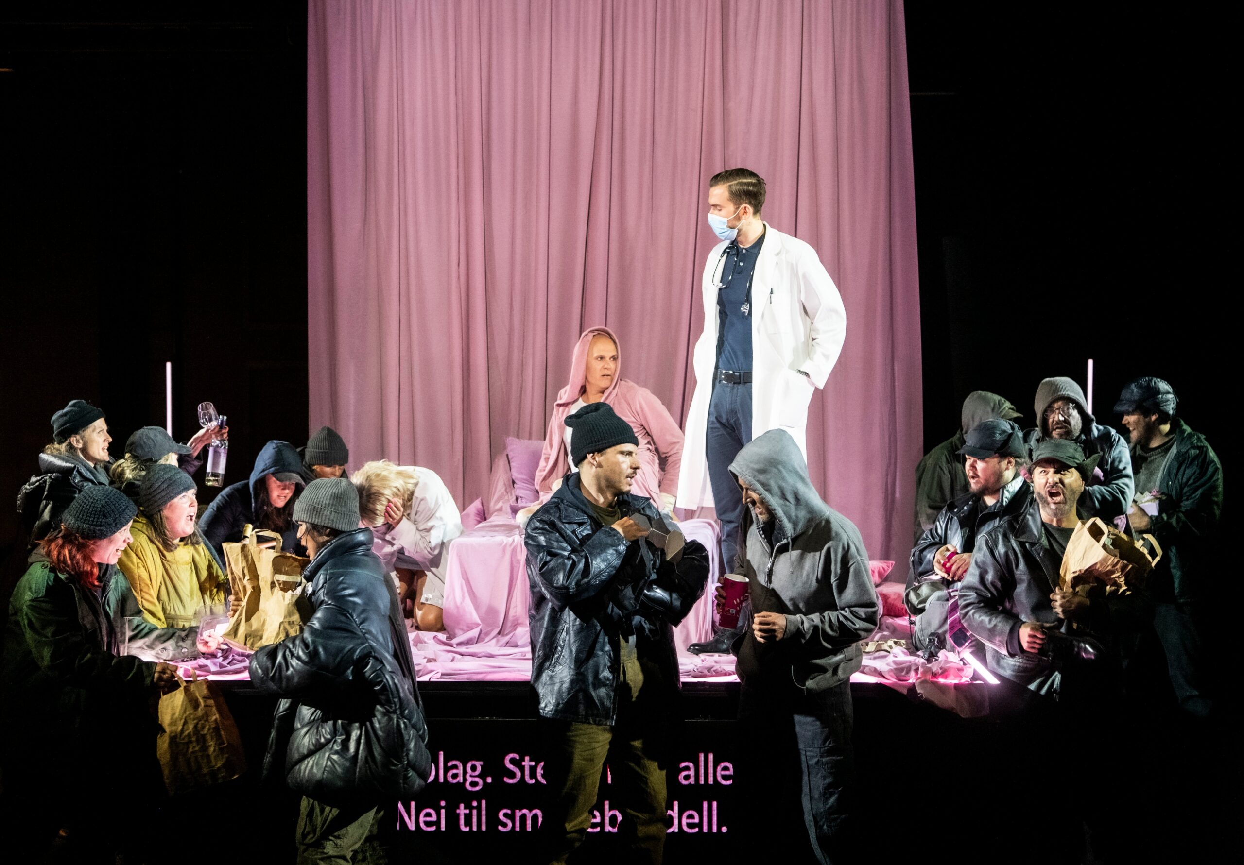 Kvinne sitter på en seng på et podieEli Kristin Hanssveen