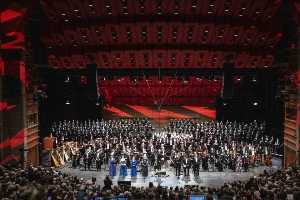 Et særdeles utvidet Bergen Filharmoniske Orkester, med avtroppende dirigent Edward Gardner i spissen, fremførte Mahlers åttende symfoni under festspillene i 2024.