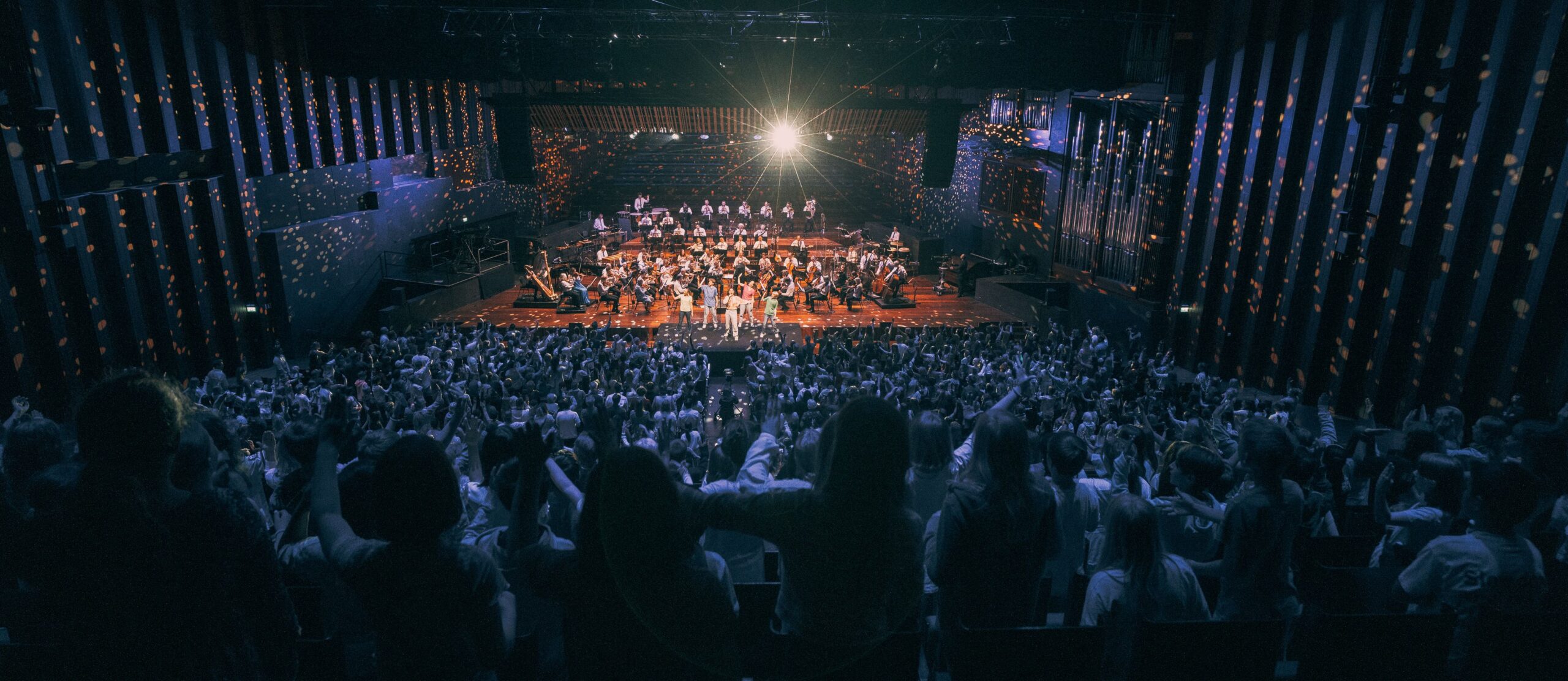Torsdag 5. juni går finalen i Skolenes sangdag 2025 av stabelen – en nasjonal markering der titusener av barn fra hele landet synger sammen i det som har blitt et av norsk skoles største fellestiltak.