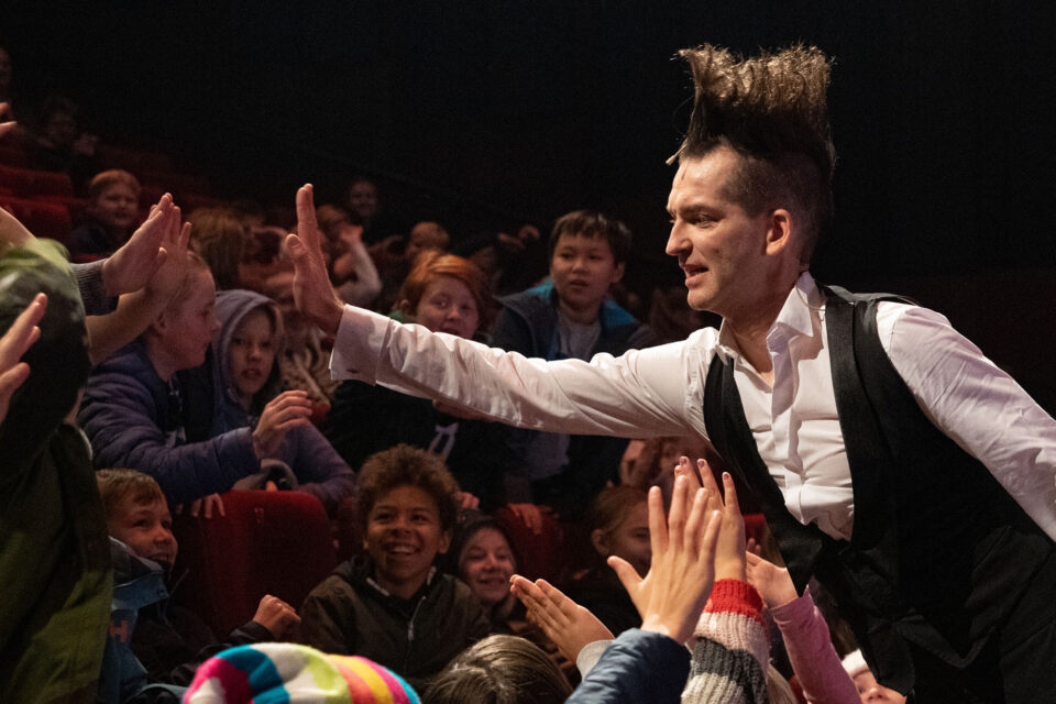 Skolekonsert Fløytemannen var en populær utøver etter forestillingen – her fra Marked for Musikk i Larvik