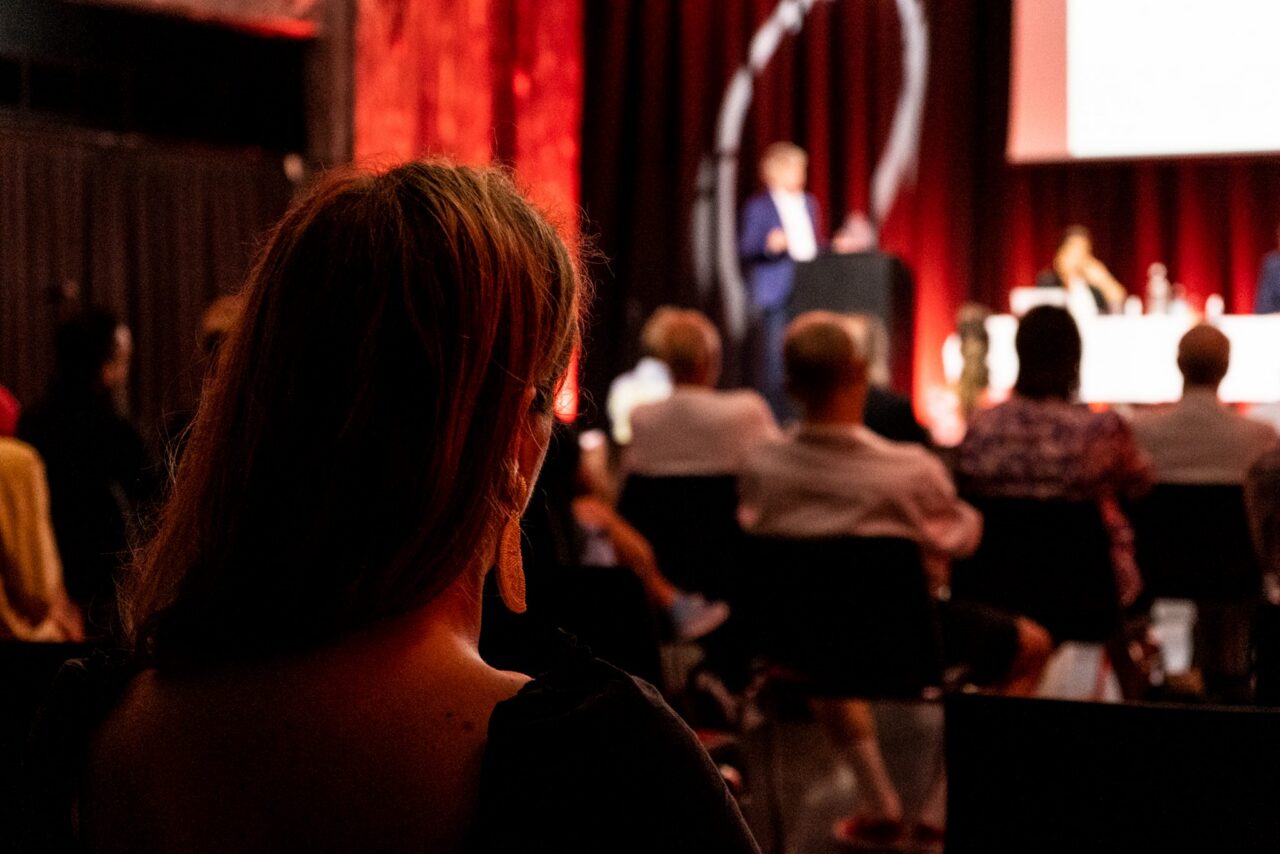 TONOs årsmøte ble avholdt tirsdag 10. juni som et hybridmøte med deltakere på Sentralen i Oslo og over nett. Her fra Tonos årsmøte i 2021.