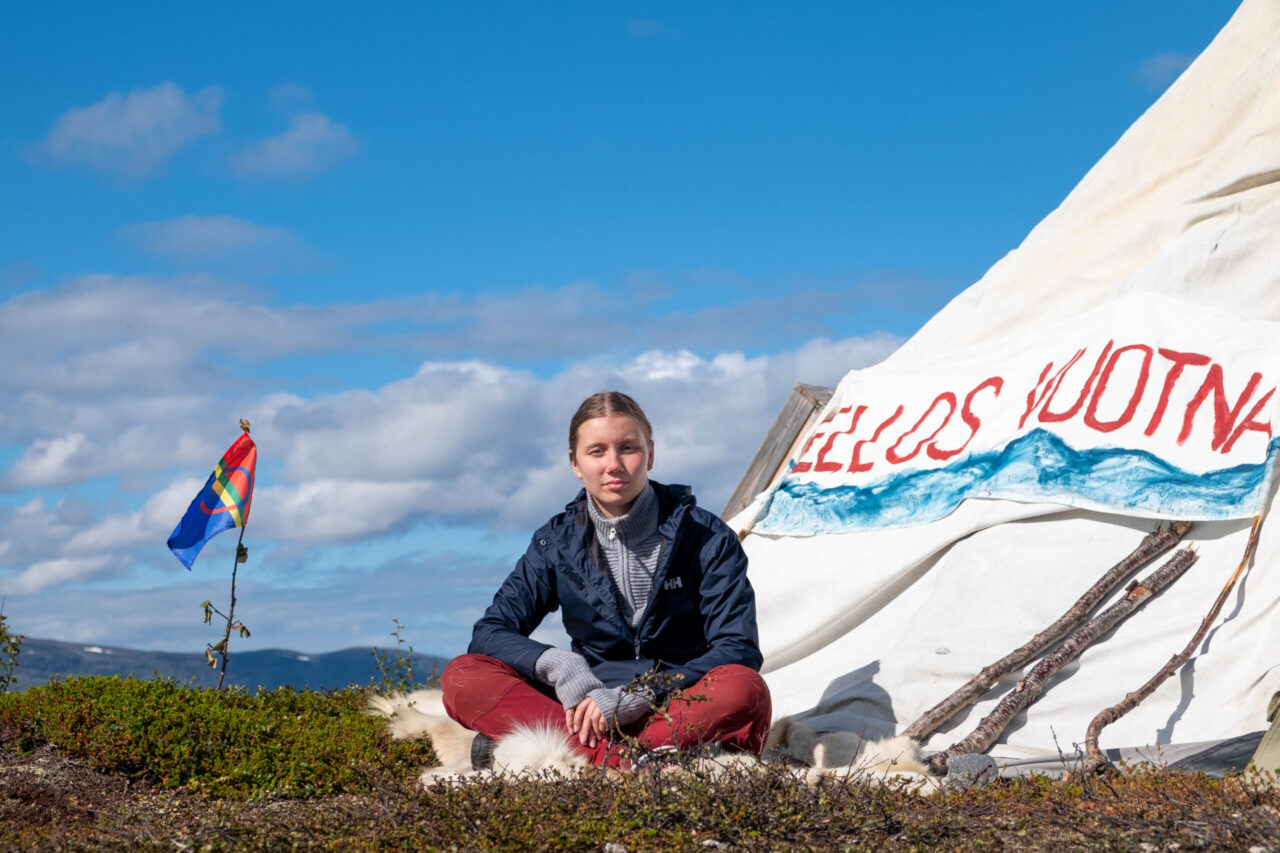 Ella Marie Hætta Isaksen i leiren ved Repparfjord