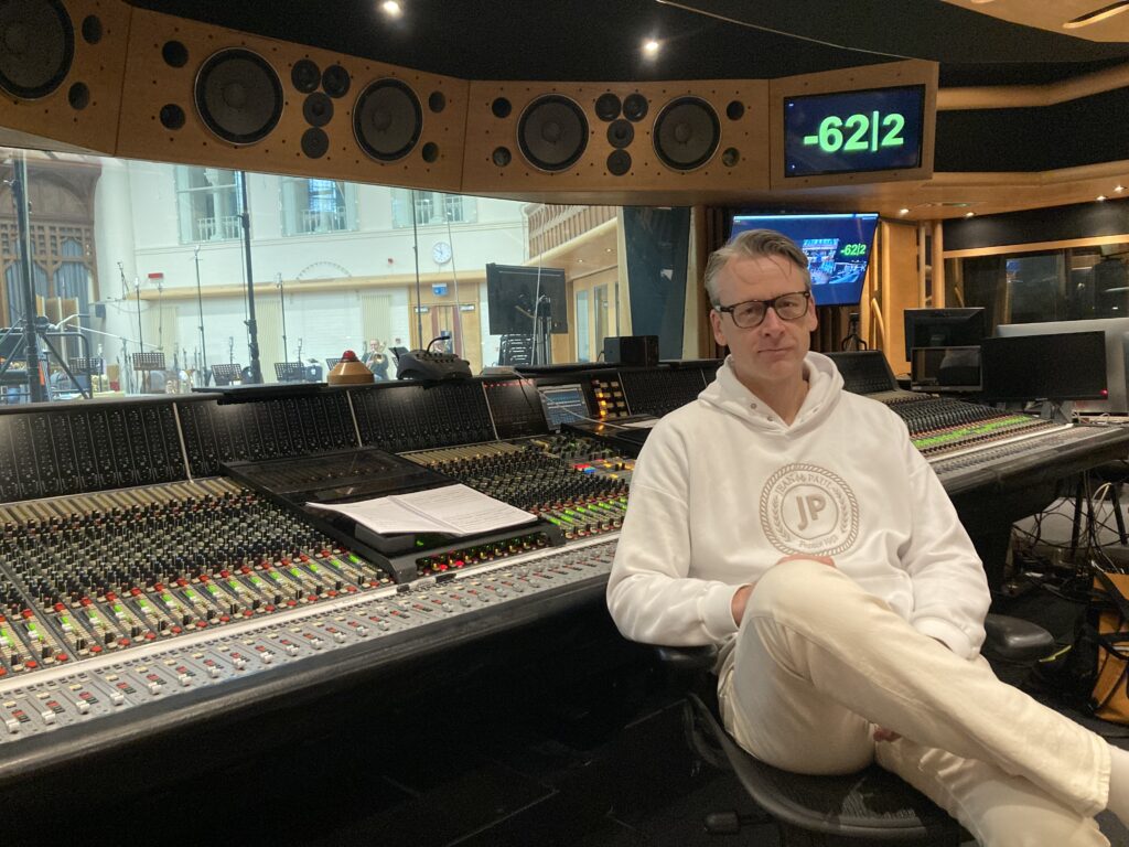 Musikken er spilt inn i legendariske AIR Studios i London, med noen av Europas fremste utøvere.