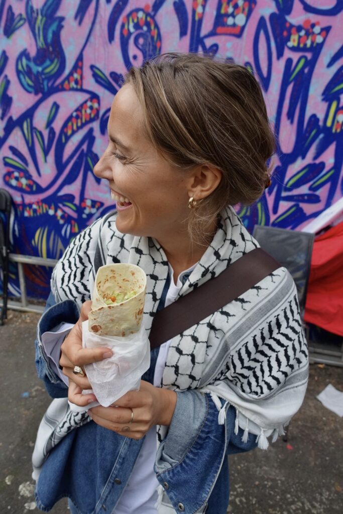 Fornøyd festivalgjenger med byens beste falaffel. Foto: Johanna Holt Kleive