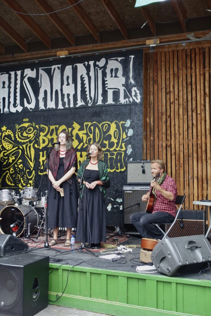 Folkemusikkgruppa Lubinos Eik opprådte under årets festival. De spiller slaviske folketoner fra Øst-Europa, med arrangementer som blander tradisjonelle toner med moderne elementer. Gruppen består av Aleksandra Morozova (vokal, gusli, perkusjon), Agata Zelechowska (vokal) og Anders Blystad (gitarer, bouzouki). Foto: Johanna Holt Kleive