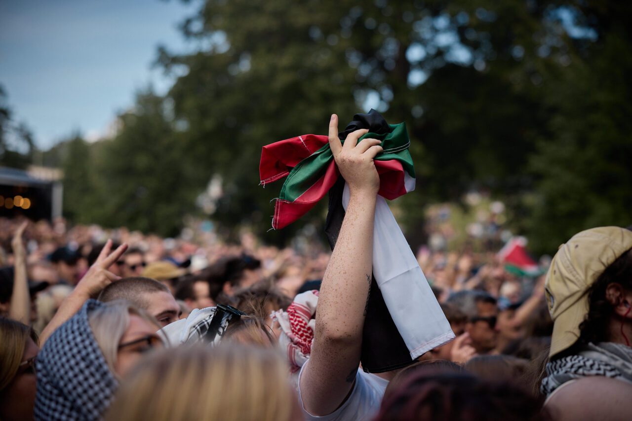 Kneecap publikum med skjerf og flagg