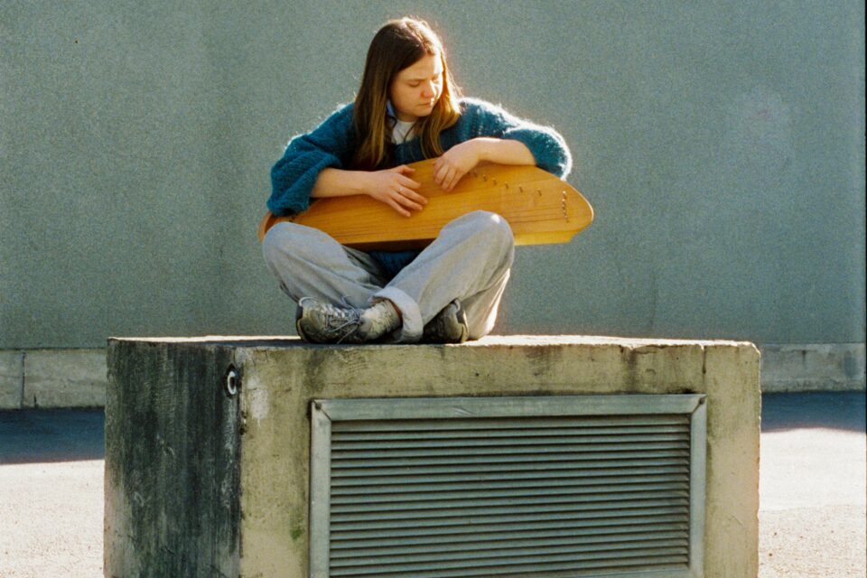 Levina Storåkern med et av instrumentene hun trakterer; kantele.