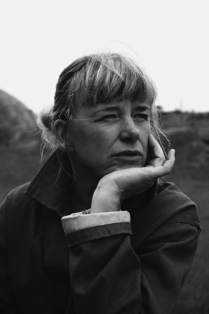 Guri Glans er skuespiller, aktivist og teatermenneske, med lang fartstid fra den frie scenekunsten, som hun har turnert internasjonalt og nasjonalt med. På film ble hun sist sett i Natt, Syk Pike og Tilbake til skogen. Hun jobber også tverrkunstnerisk i duo med Jannik Abel. Hun brenner for å fortelle historier som gjør at du føler deg sett, på scenen, foran kamera og også som lærer ved Forstudium Teater.