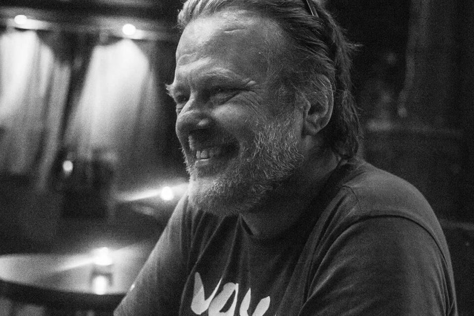 Vis engasjementet ditt. Ikke hold det tilbake. Det er Johan Hauknes’ klare oppfordring til alle som vil skrive, formidle og forstå musikk.