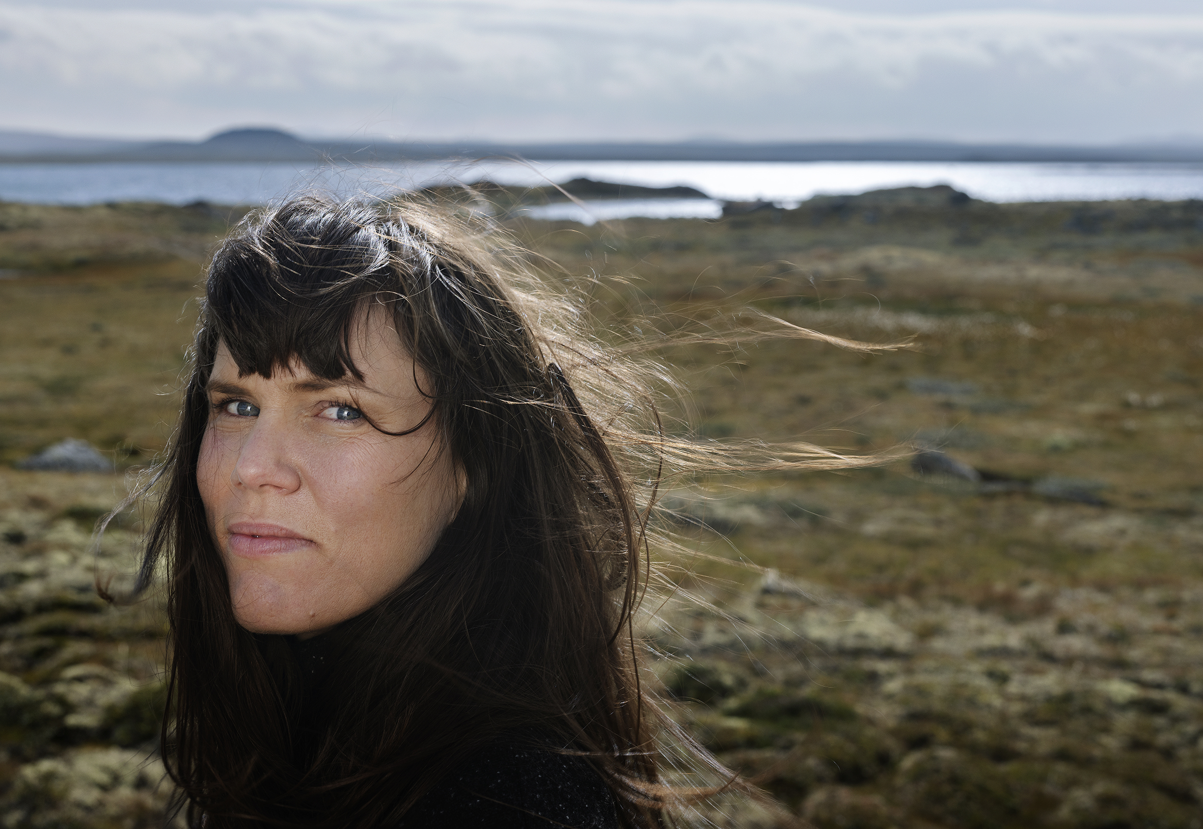 Benedicte Maurseth, en anerkjent hardingfelespiller, komponist og forfatter, er en fremragende og prisbelønt utøver.Hun har gått i lære hos mesterfelespilleren Knut Hamre i flere tiår, med spesialisering i den tradisjonelle musikken fra Hardanger.