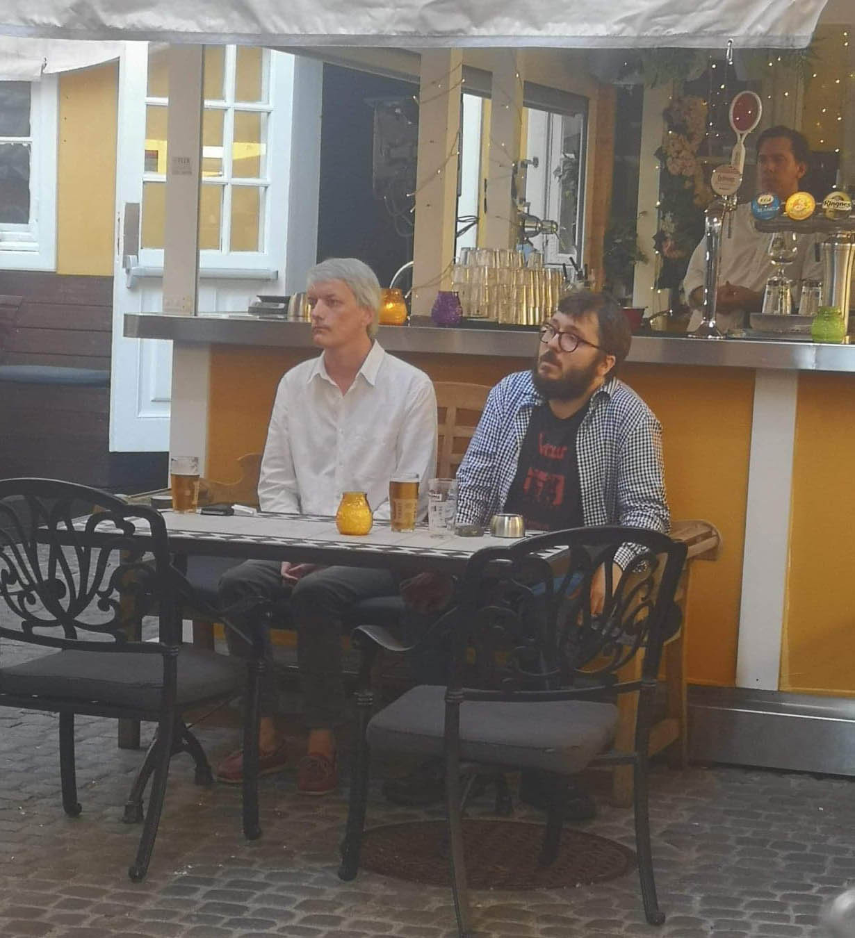 Audun Vinger og Filip Roshauw i klassisk positur. Her ved NTT's jubileumsfest.