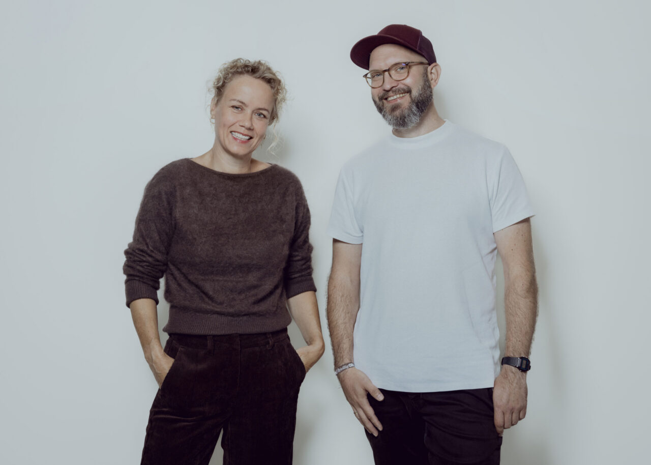 Tonje Kaada og Henry Leeves Øya leder