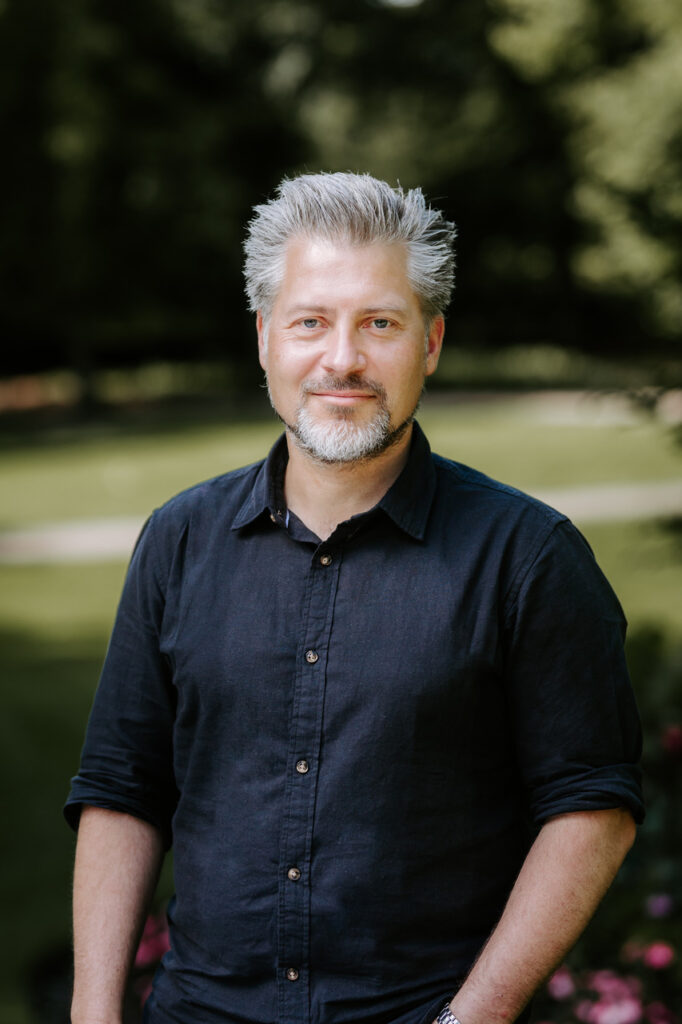 Knut Olaf Sunde er styreleder i Norsk Komponistforening. Han er også komponist og kunstnerisk forsker som jobber med konseptuell og stedsorientert musikk, utvidet varighet og omsluttende musikalske situasjoner.