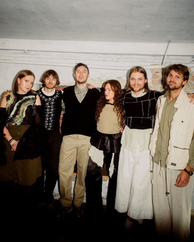 De har vært med og løfta Ragnhilds univers til noe større: Jomar Jeppsson Søvik på trommer, Kai Von Der Lippe, groove og tone, Matias Christoffersen, synthmagi og lyddesign, Johannes Aagaard, jazza gitar og rytme, og Andrea Louise Horstad, klang, trøkk og vokal.