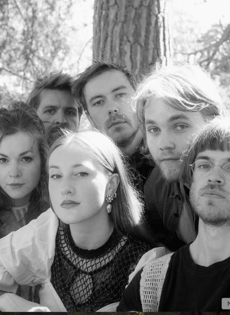 Ragnhild og er opptatt av bandfølelsen, kollektiv skapelse, musikalsk tillit og den rørende opplevelsen av å bli forstått av andre, selv når historien er personlig.