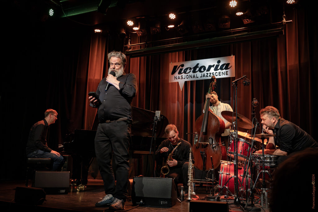 Hauknes foran bandet 'The Lost Quartet', med Martin Myhre Olsen, saksofoner, Erlend Slettevoll, p, Bardur Poulson på kontrabass og Torstein Lofthus på trommer