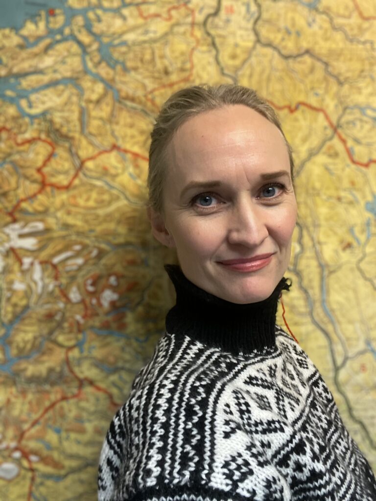 Ane Carmen Roggen var daglig leder for Jeunesse Musicales Norway inntil 2018, siden 2019 direktør på Riksscenen.Hun har master i musikkvitenskap og bakgrunn som utøvende artist, bl.a. i vokalgruppen Pitsj.