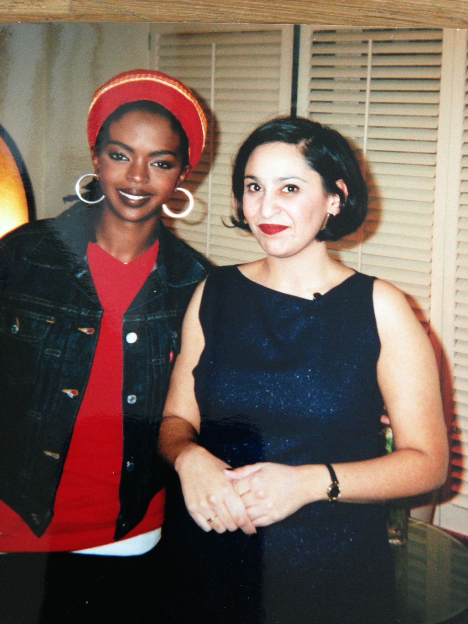 Khan-Østrem har fokusert på musikk som kulturfenomen, ikke bare som underholdning, og tatt kunstnernes bakgrunn og samfunnsmessige kontekst på alvor. Her avbildet med artisten Lauryn Hill i 1999.