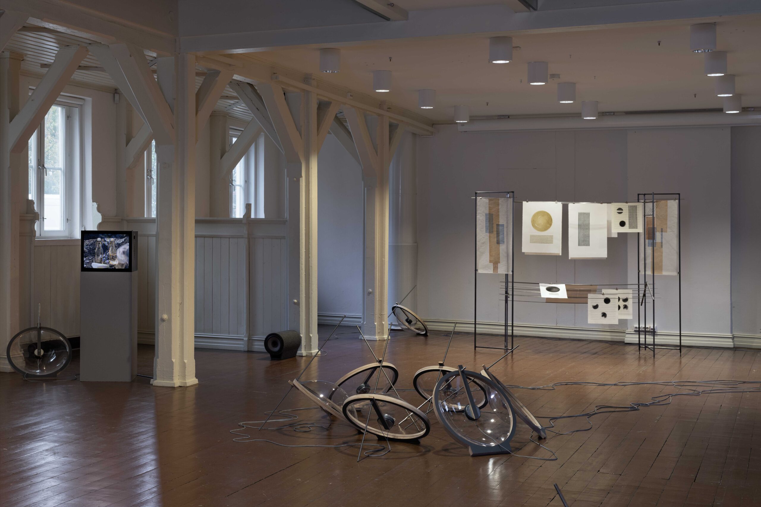 Optiske lydspor trykket på papir lagrer lyden fra Pasvik som visuelle mønstre, en motvekt til digitale medier.