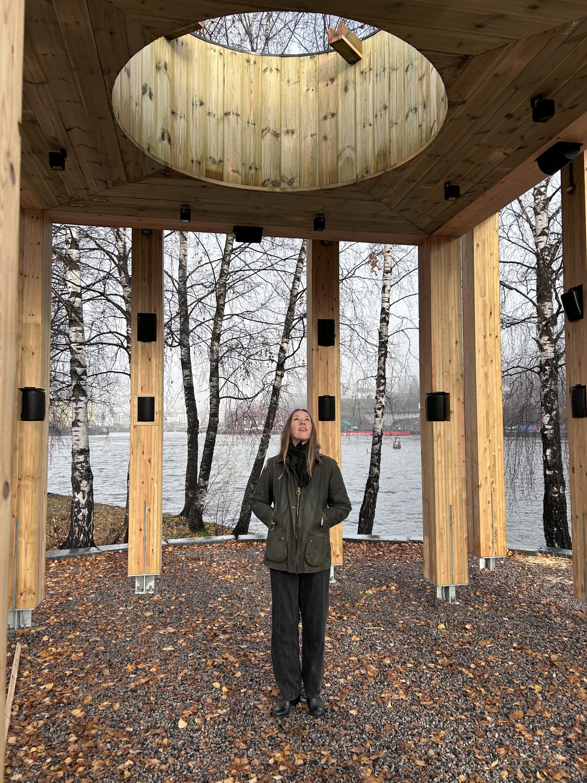 Kunstner Eirin Støen har ledet prosjektet fra idé til ferdig lydskulptur – et samarbeid mellom kunstnere, arkitekter, musikere og elever ved Skien videregående skole.