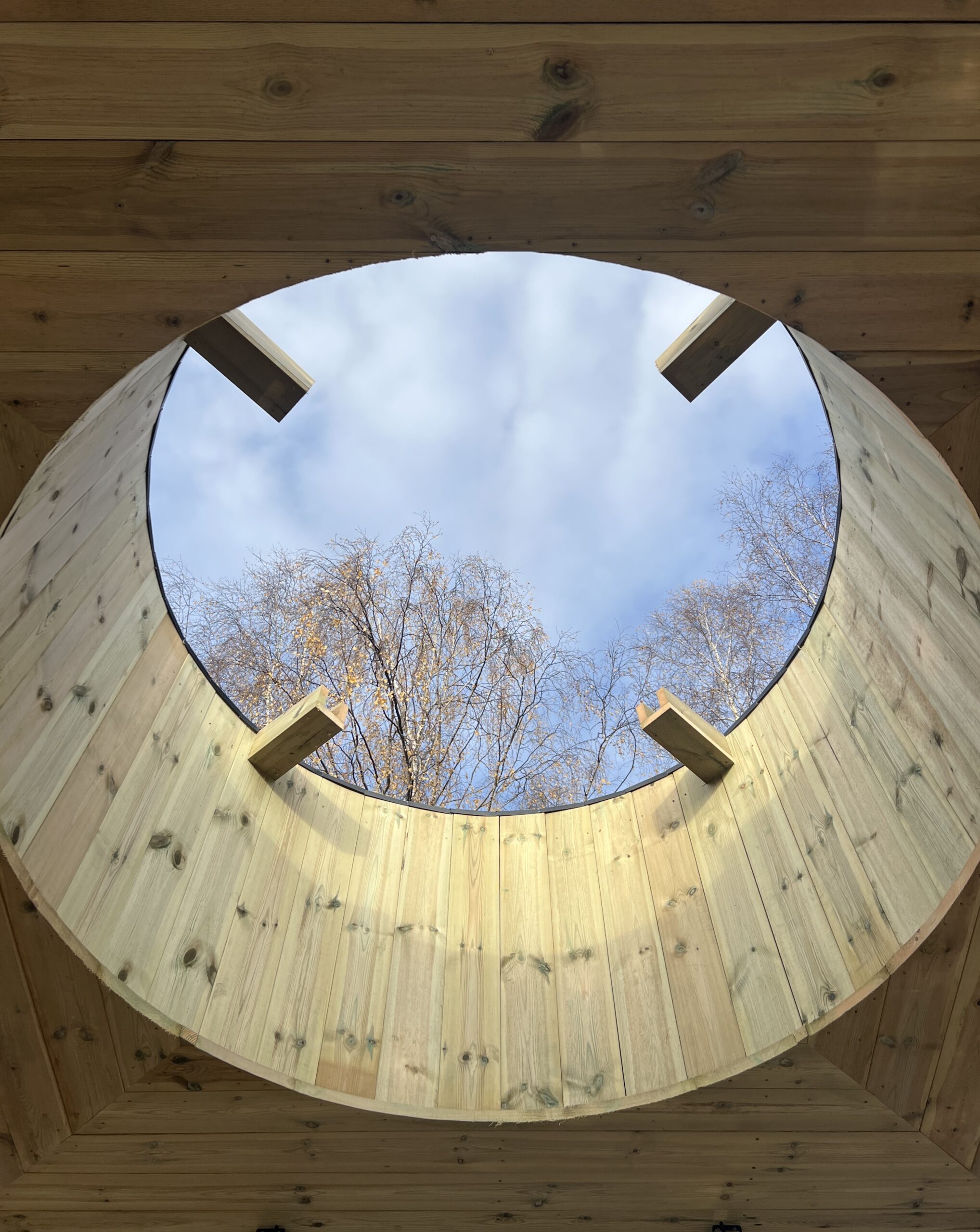 Arkitekt Dagur Eggertsson hentet inspirasjon fra middelalderens søyleganger da han tegnet skulpturen på Klosterøya.