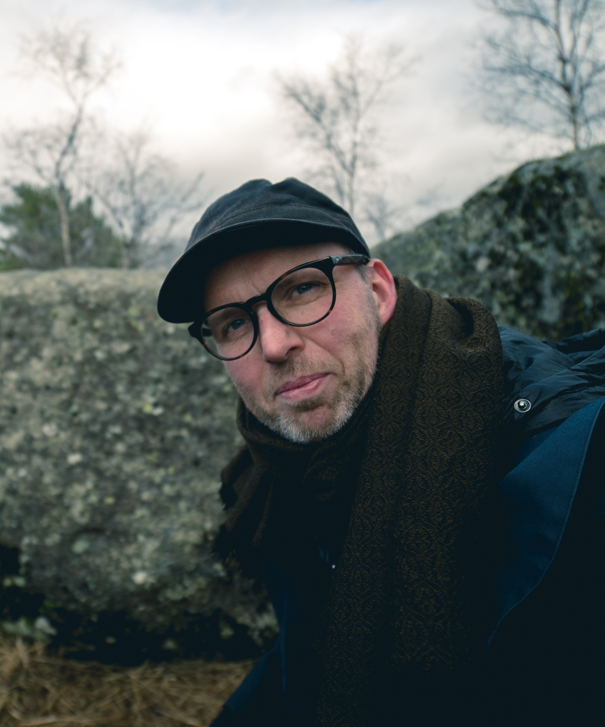 I et landskap delt av en usynlig grense søker kunstneren etter forbindelser.