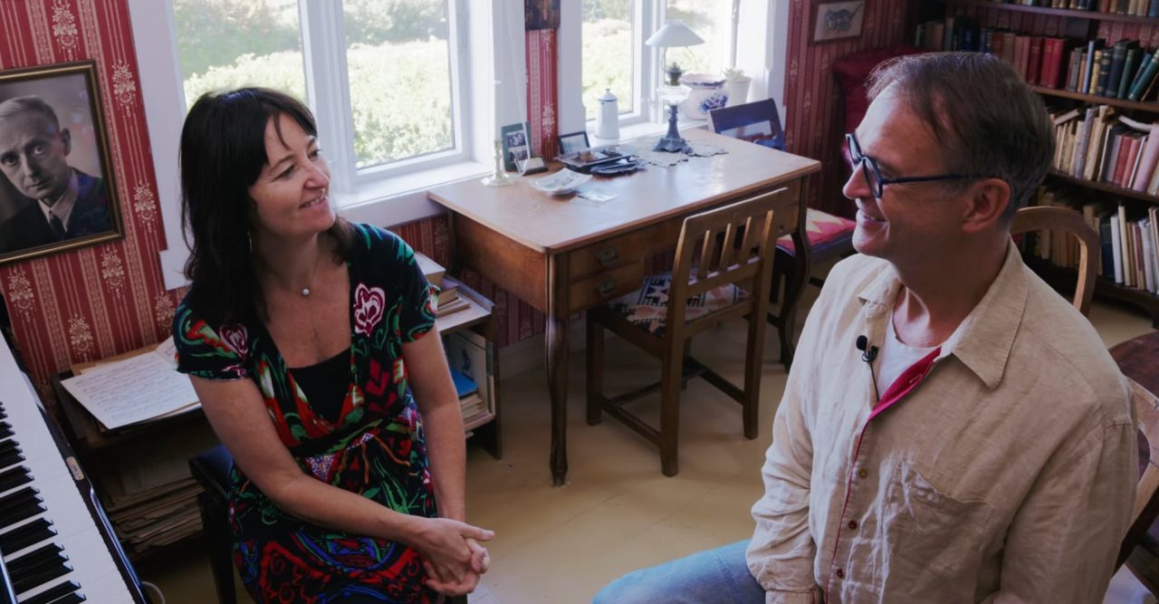 Annabel Guaita og Lars Kolstad, stillbilde fra videoessayet &laquo;Fartein Valen for barn – er det mulig?&raquo;