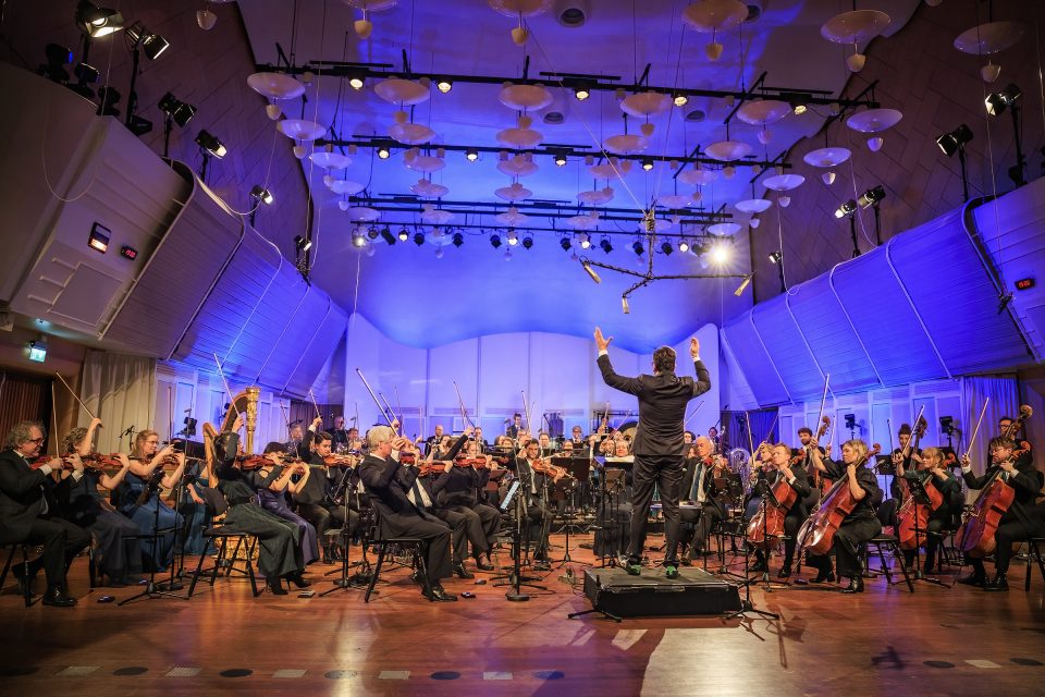 Det folkekjære orkesteret KORK, kjent for sin allsidighet og kunstneriske kvalitet, kommer til jubileumsfestivalen med stor energi. I 2026 får publikum oppleve et helt nytt kapittel: Holly Hyun Choe tar over som sjefdirigent. Hun er en av de mest ettertraktede unge dirigentene i Europa.