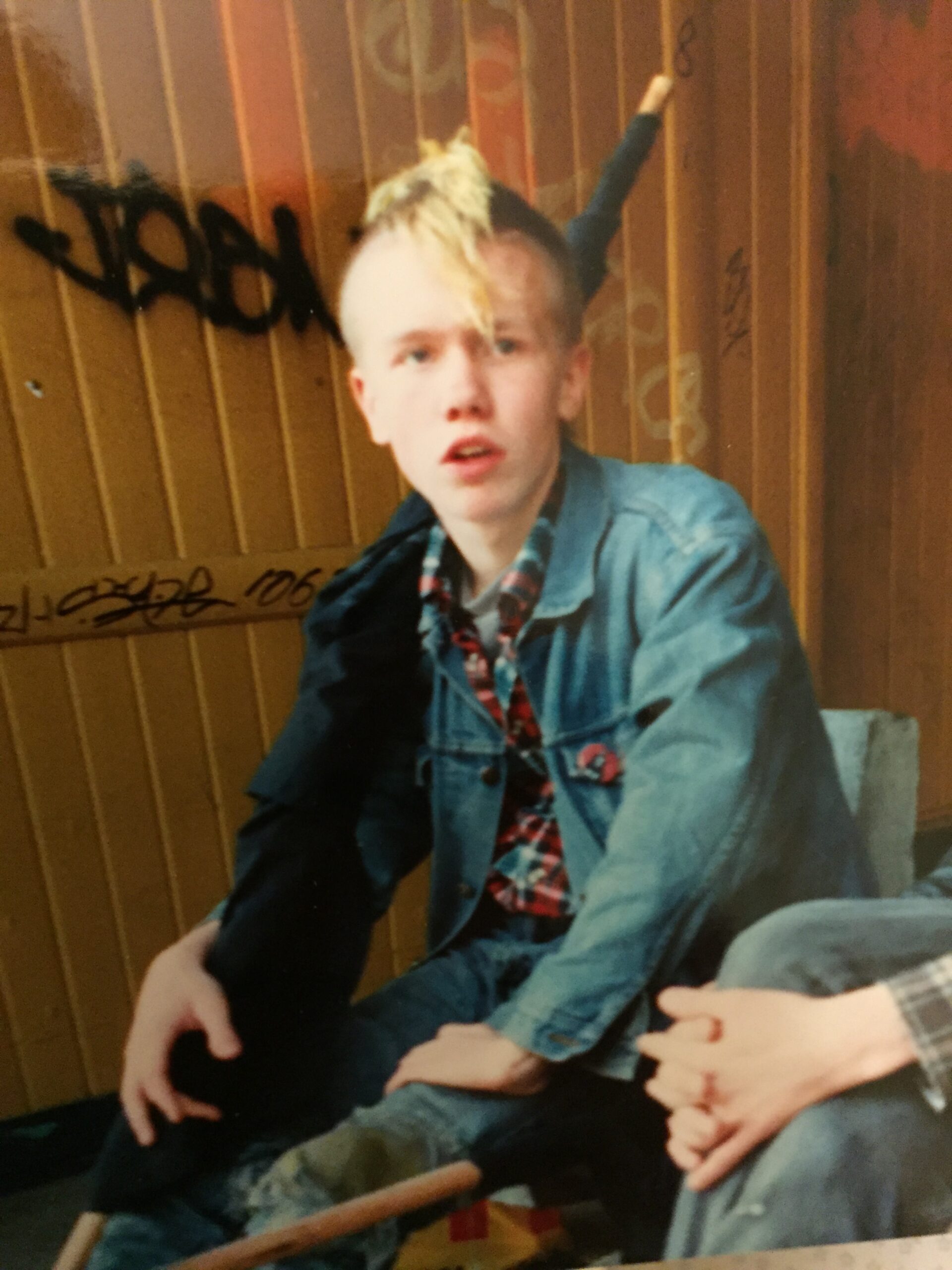 Tidlig på 90-tallet kunne man ofte se pønkeren Jonas Bals på 1. mai-toget. Han var fortsatt tenåring, men allerede dypt engasjert i politikk, kultur og motstandskamp. For Bals var 1. mai mer enn en tradisjon – det var en mulighet til å markere seg, vise solidaritet og rope høyt mot urett.