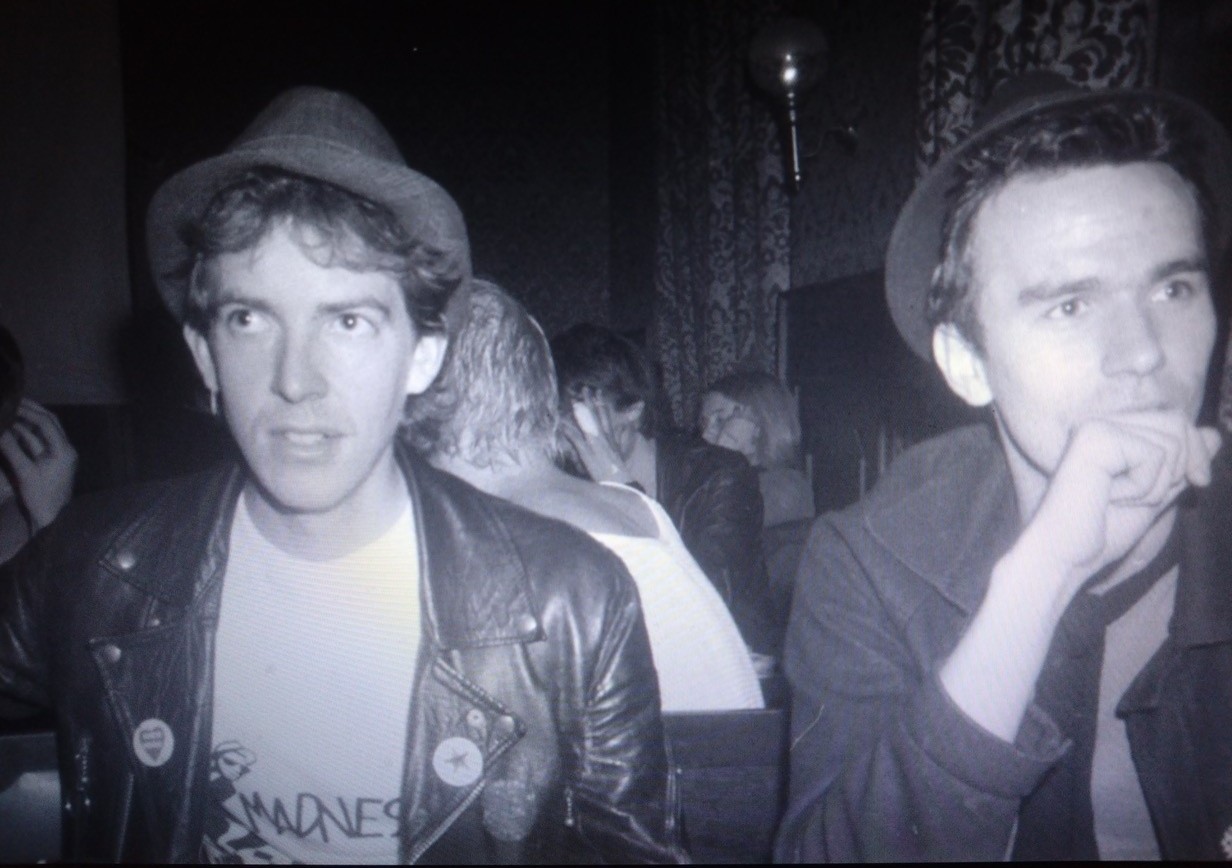 På punkklubben Pilen i 1979, sammen med City Rockers-redaktør Jan Olufsen. 2 Tone er det nye store, og rudeboy-hattene er allerede på plass.