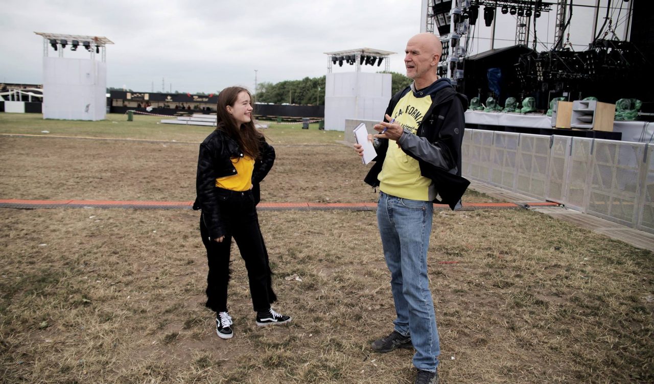 Hva betyr musikkjournalistikk i dag, og hvorfor trenger vi den fortsatt? I dette intervjuet møter vi Geir Rakvaag, nestoren blant norske musikkkritikere, som har levd med kritikken lengre enn de fleste, og fortsatt nekter å gi slipp.