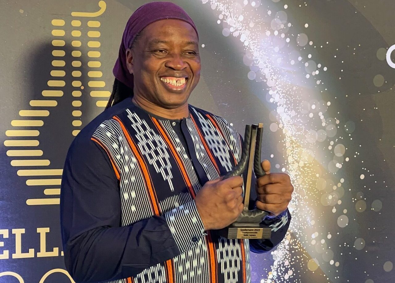 FEIRER MUSIKKLIVET: Her er Sidiki Camara på Spellemannprisen i 2023, da han vant i kategorien tradisjonsmusikk.