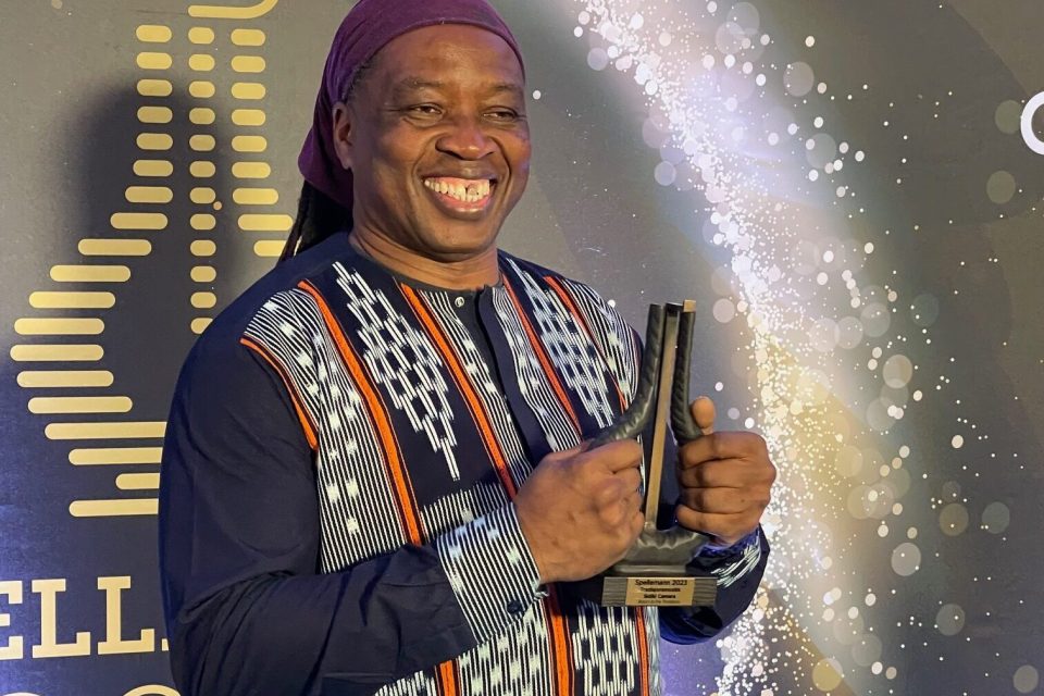 FEIRER MUSIKKLIVET: Her er Sidiki Camara på Spellemannprisen i 2023, da han vant i kategorien tradisjonsmusikk.