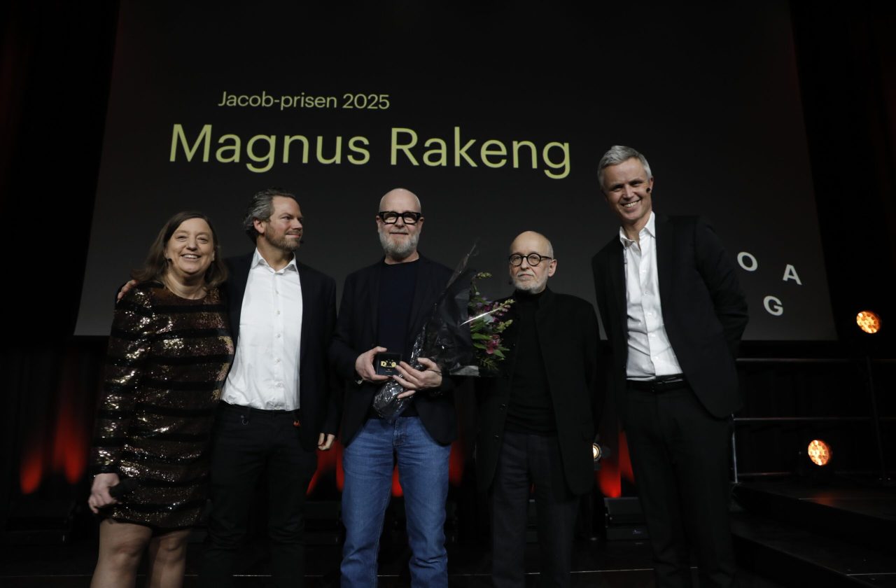 JACOB-PRISENS VINNER. Magnus Rakeng (i midten) mottok Jacob-prisen på Sentralen i Oslo 29.1.26. På bildet, fra venstre: Ellen Margrethe Skilnand (DOGA), Jon Amund Søfferud (juryleder for Jacob-prisen), Magnus Rakeng, Enzo Finger (grafisk designer), Tor Inge Hjemdal (administrerende direktør i DOGA)
