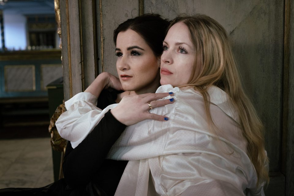 – Jeg tror det åndelige er en dimensjon i veldig mange av oss, sier komponisten bak operaen Heroine Chick. Verket er basert på Maria Kjos Fonns roman, og er resultatet av en kunstnerisk prosess der Solveig har spilt høyt for å realisere en drøm hun lenge har båret på.