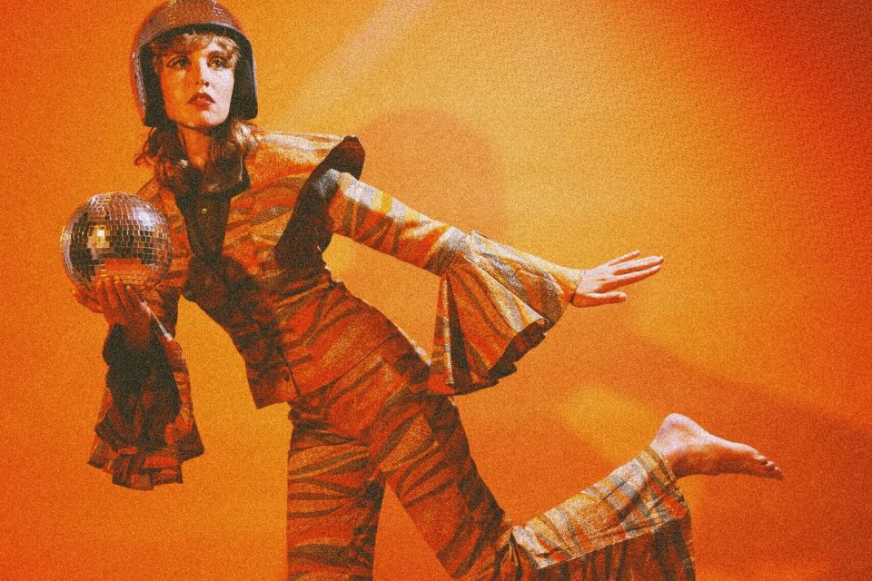 EN STRÅLE TREFFER: Nora Schjelderup trakk seg opp av depresjonen med musikken hun lager. Samtidig skapte hun seg et nytt liv som musiker, og et album som mange trekker fram som best blant de norske i 2025.