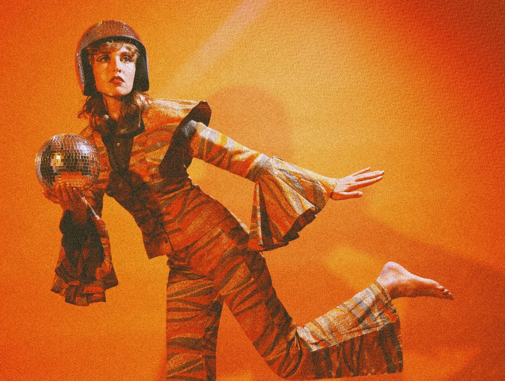 EN STRÅLE TREFFER: Nora Schjelderup trakk seg opp av depresjonen med musikken hun lager. Samtidig skapte hun seg et nytt liv som musiker, og et album som mange trekker fram som best blant de norske i 2025.