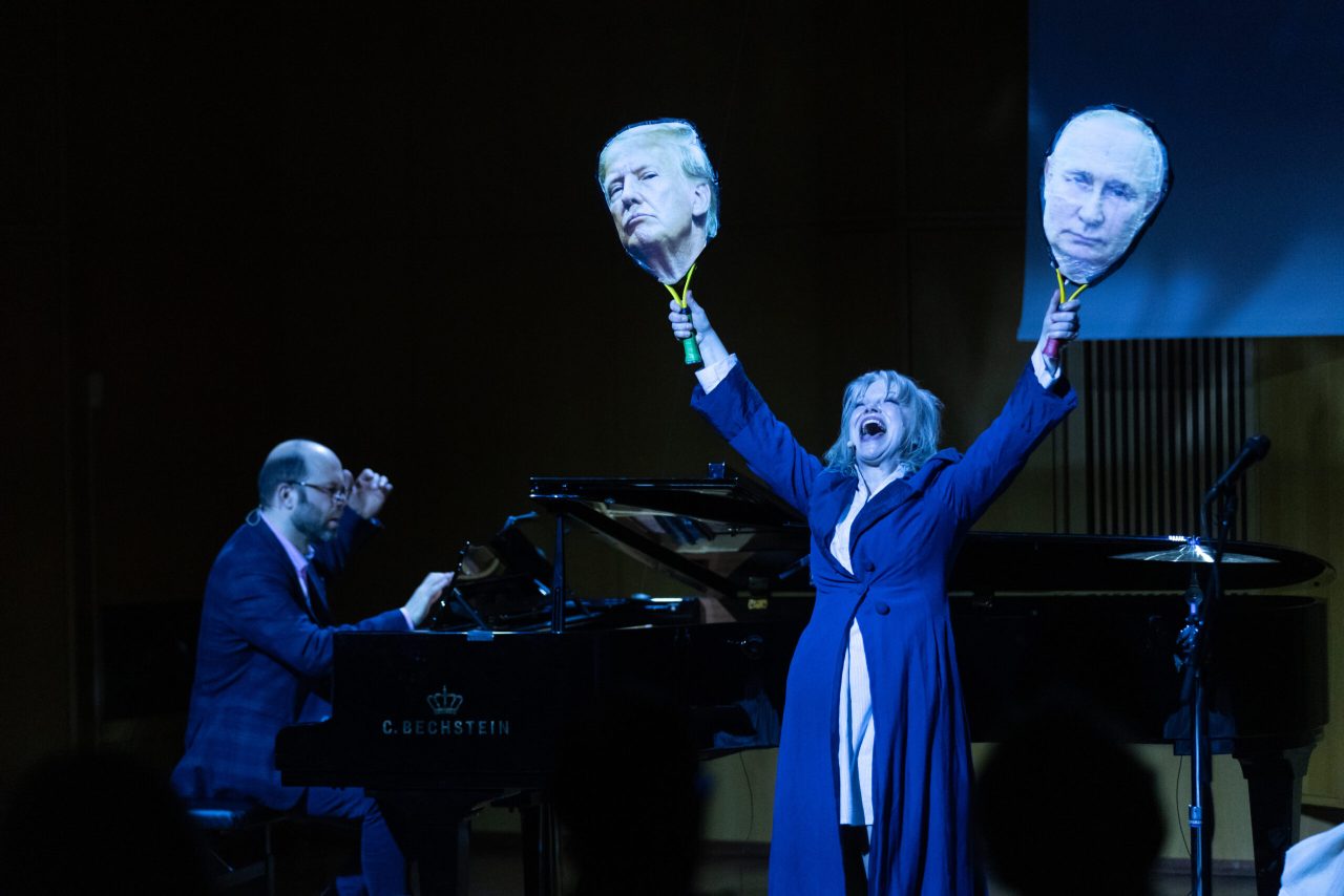 Fra fjorårets festival «Ding-dong eller dong-ding #3 – Uten kulturlivet er Norge fattig». Her fra forestillingen «Mitt rom» av Eir Inderhaug, med Jan Gunnar Sørbø på piano.