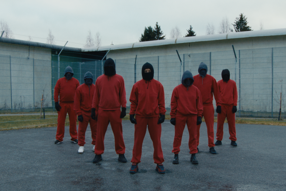 Fra musikkvideoen «Vi slutter ikke å rappe når vi sitter inne».