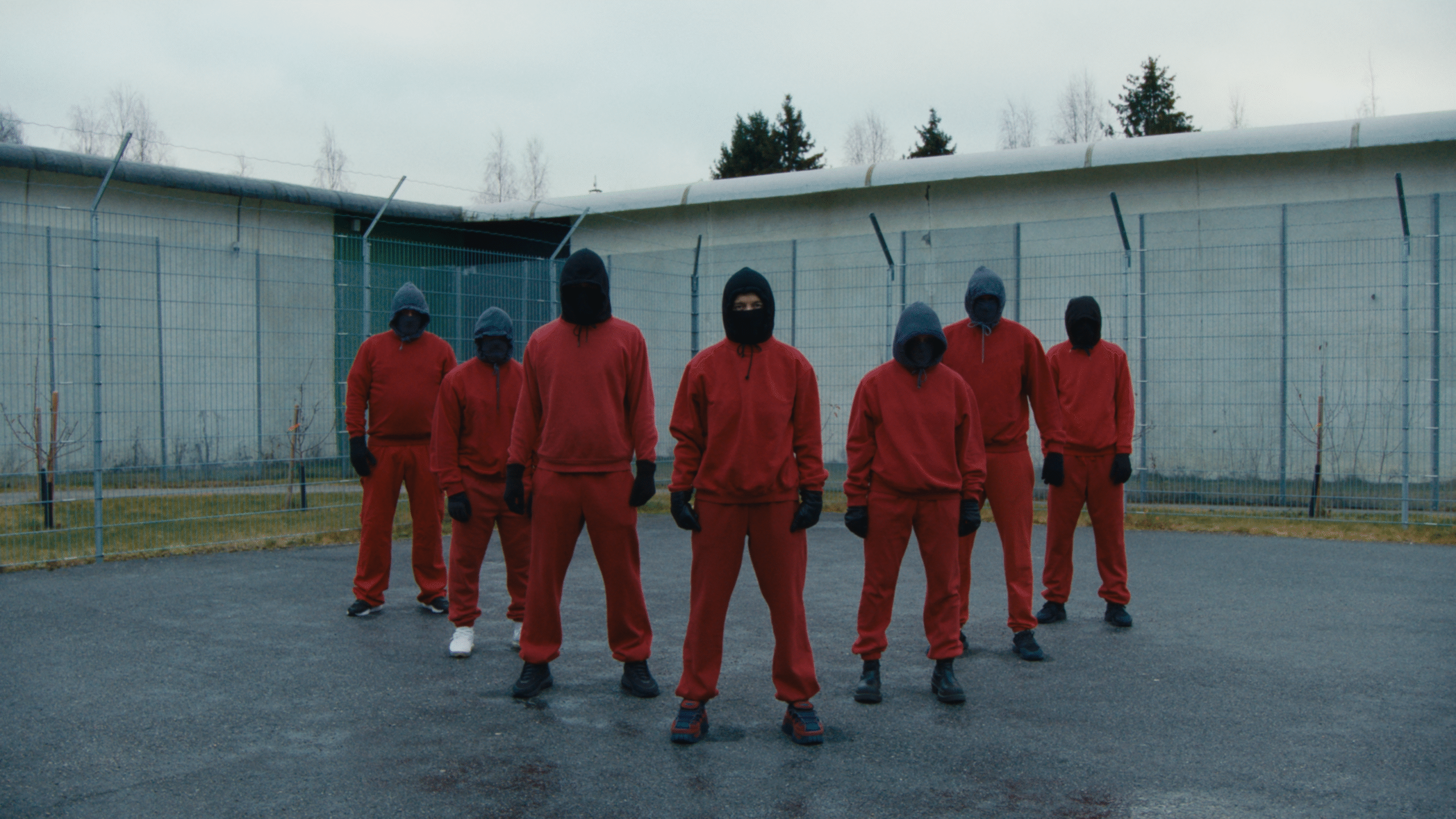 Fra musikkvideoen «Vi slutter ikke å rappe når vi sitter inne».