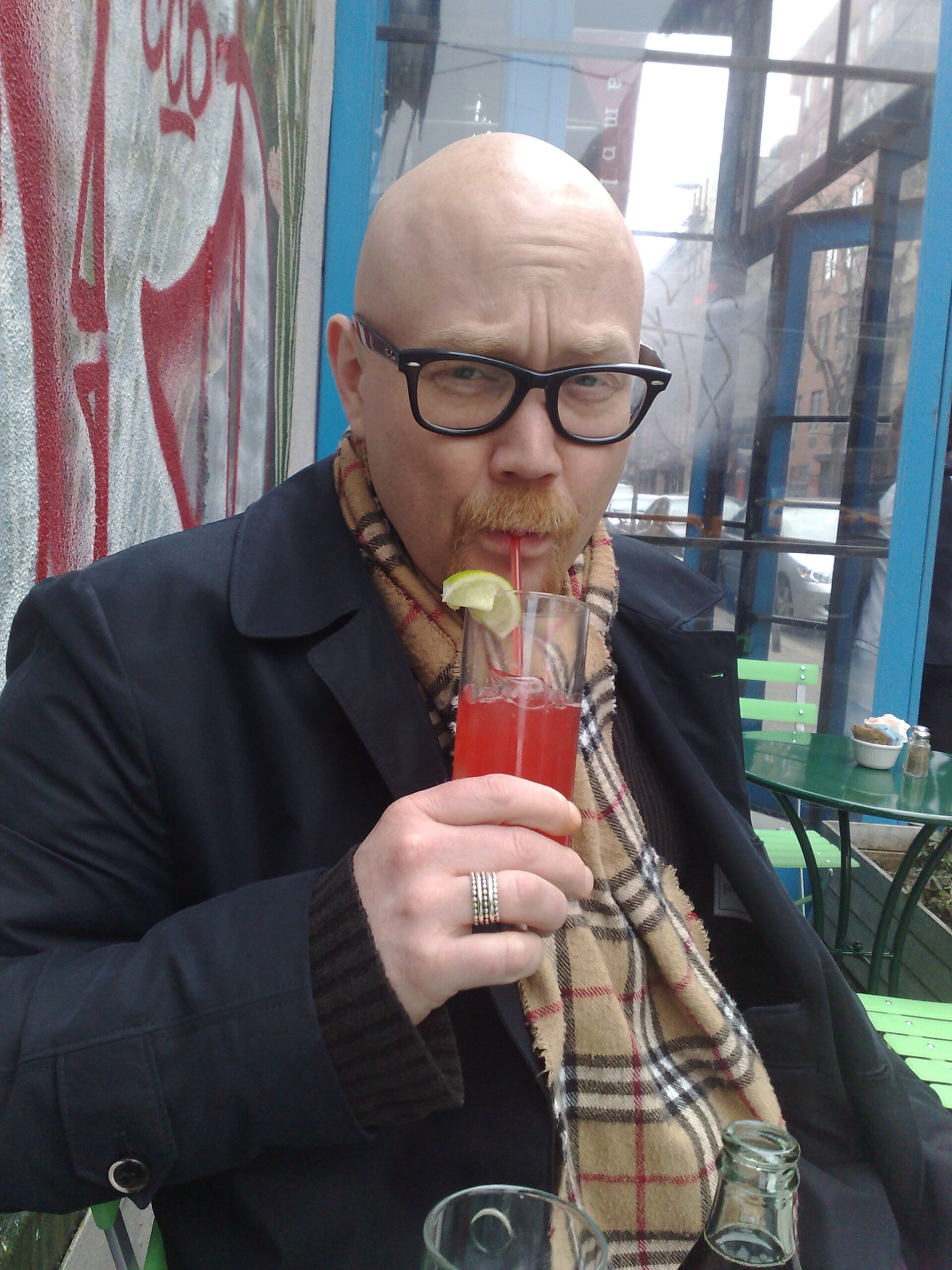 Scenene vokser, men samtalen krymper. Morten Nilsen peker på et økende misforhold mellom rikdommen i norsk musikkliv og hvor lite som faktisk dokumenteres. Resultatet er en fragmentert offentlighet – og en historieskriving som kanskje aldri blir skrevet.