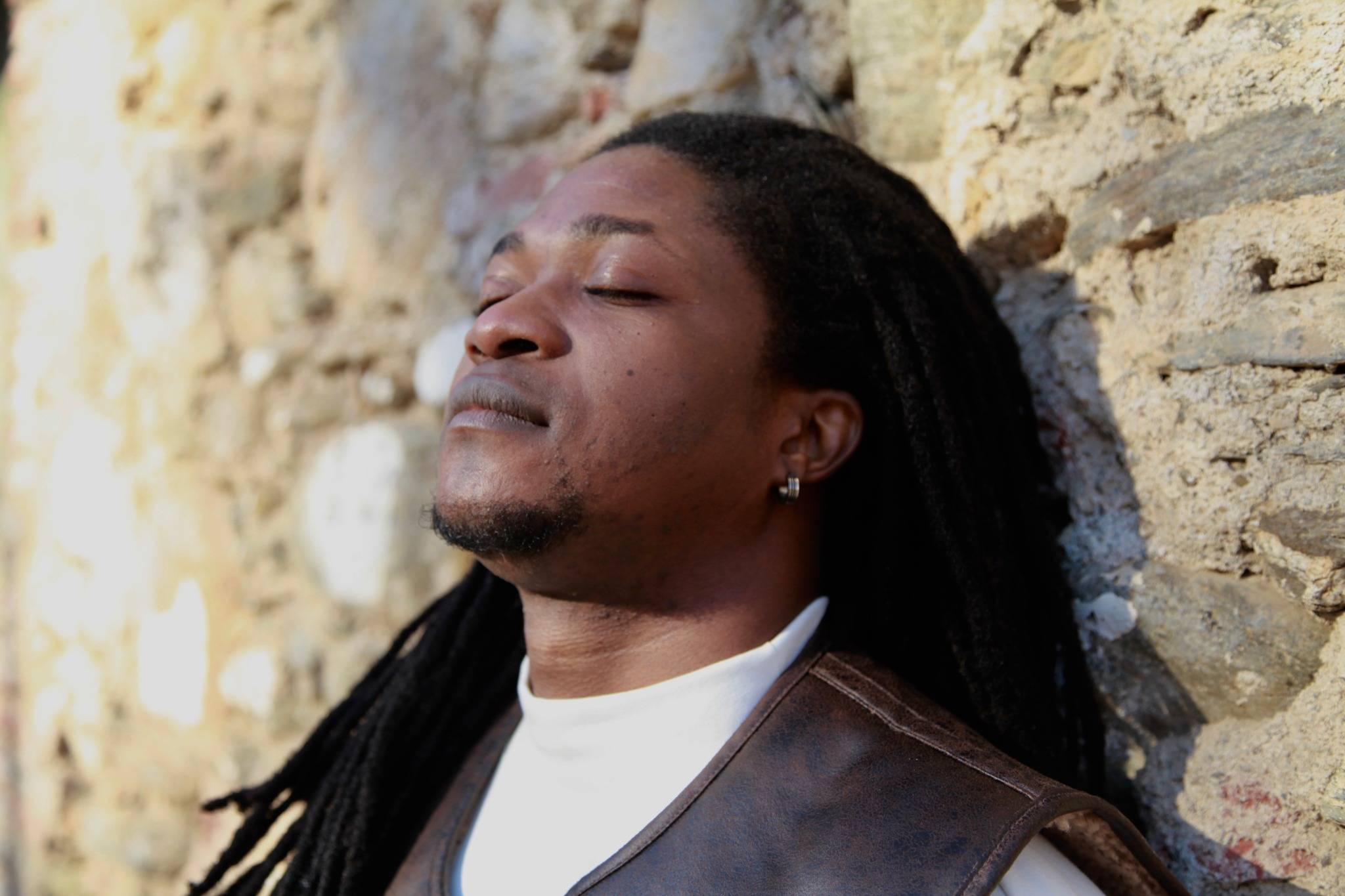 Solo kommer fra en stor Griot-slekt av tradisjonelle musikere og historiefortellere.