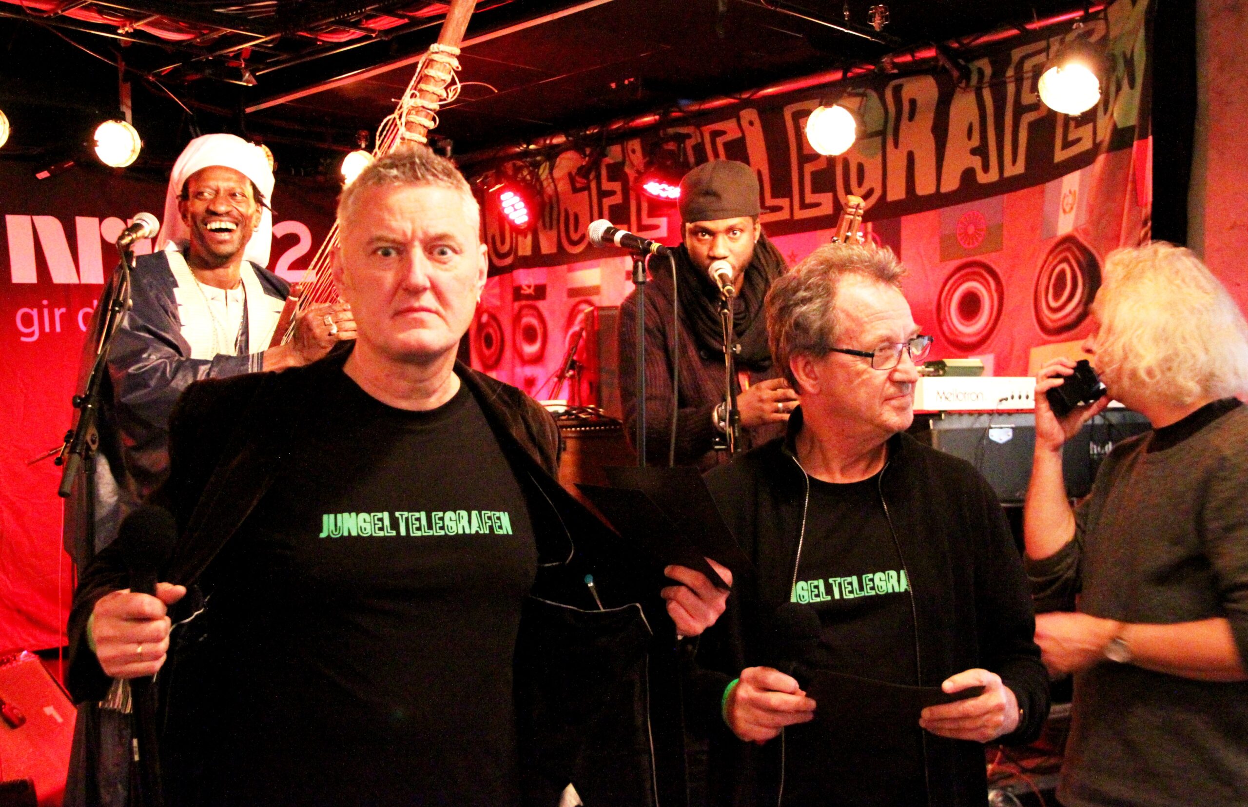 Solo og Ibou Cissokho på scenen, med Jungeltelegrafen i front som stolt viser fram t-skjortene.