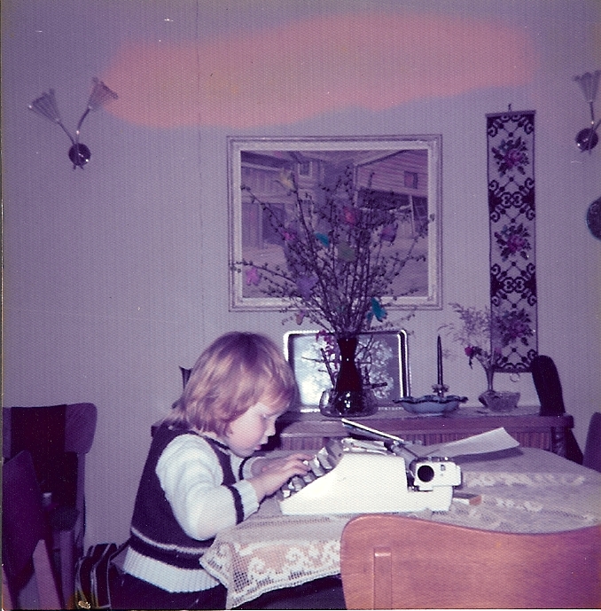 – Jeg var alltid ekstremt musikkinteressert,  den interessen kan jeg spore tilbake til femårsalderen, sier Morten Nilsen. Her ved skrivepulten i nevnte alder.