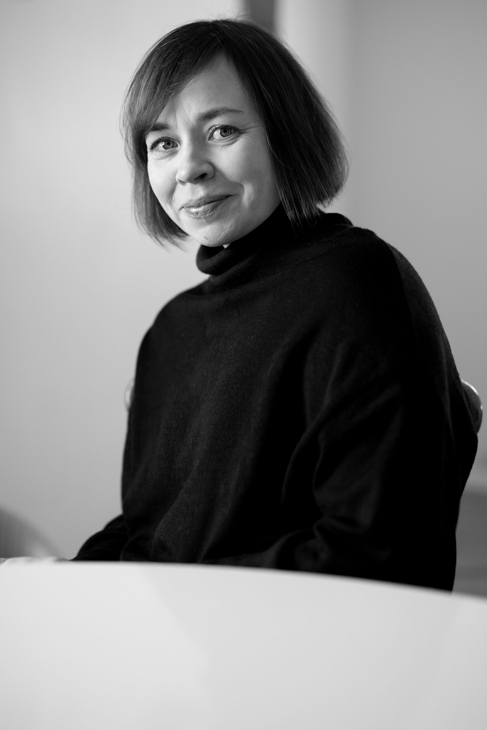 Ánne Márjá Guttorm Graven tar kritikerrollen på største alvor. For henne handler kulturkritikk ikke bare om å si hva som er bra eller dårlig, men om å hjelpe publikum til å forstå kunsten, og kunstnere til å forstå sitt eget arbeid.