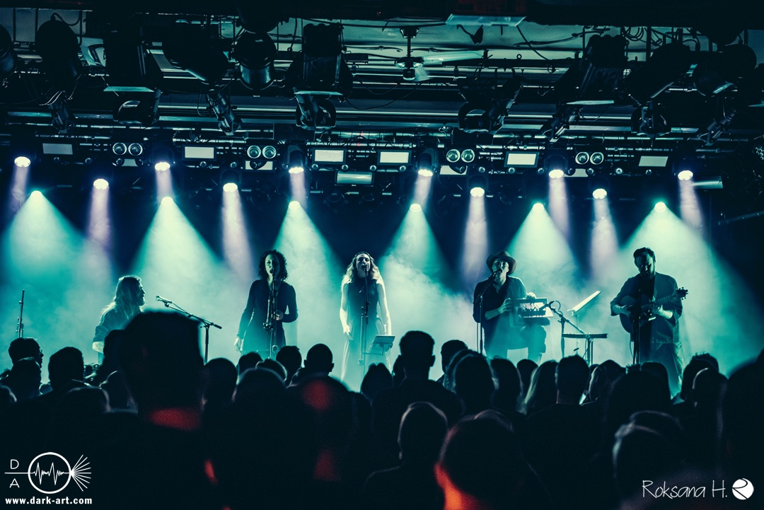 I Songleikr møtes mørke eventyrtradisjoner, sterke vokaluttrykk og et lekent forhold til den nordiske folkemusikken.