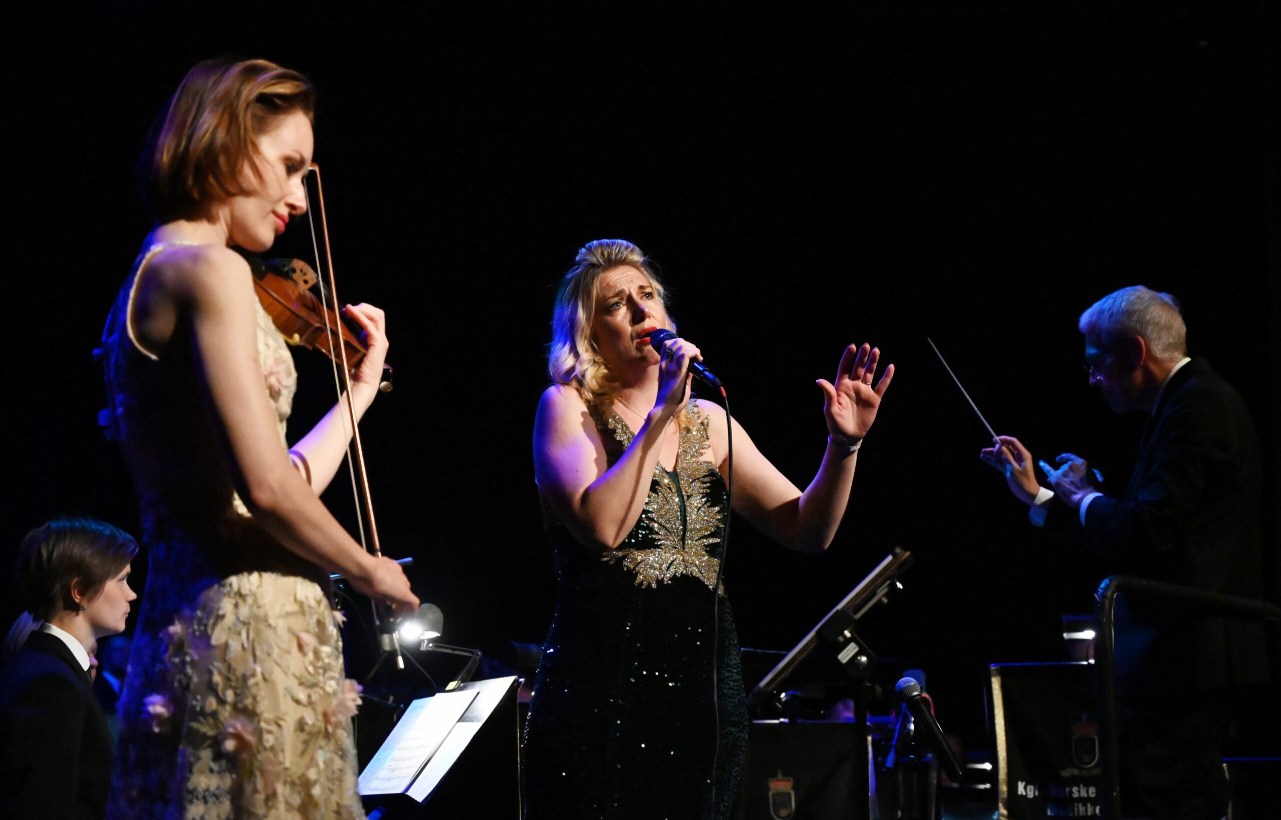 Ragnhild Hemsing og Tora Augestad under åpningen av Jolmestrand Musikkfest 19. juni