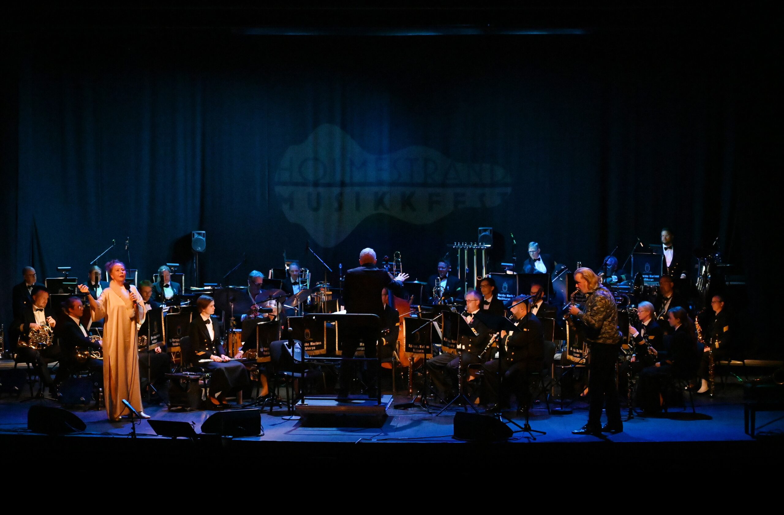 Ruth Wilhelmine Meyer og Trygve Seim på scenen sammen med Marinemusikken under urframføringen av bestillingsverket «Svev», Homestrand Musikkfest