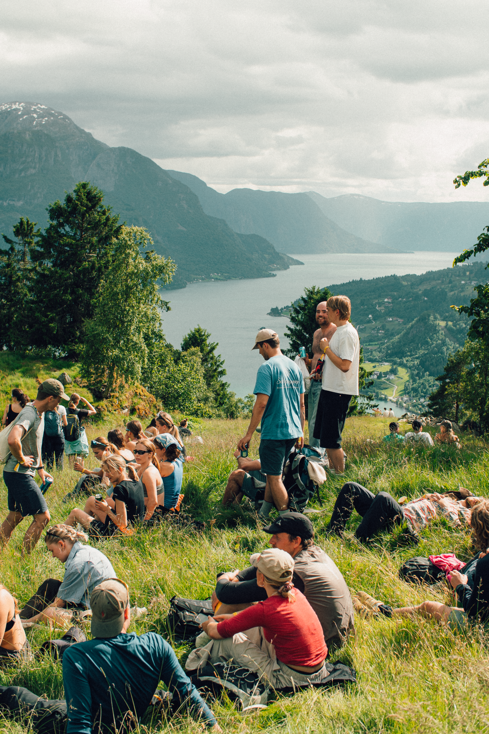 På den ene festivalen bygges scenene i fjøs og gamle kirker. På den andre fylles dagene med jordbruk, aktivisme og håndverk før konsertene tar over. Fellesnevneren er troen på at publikum søker noe mer enn bare en rekke konserter.